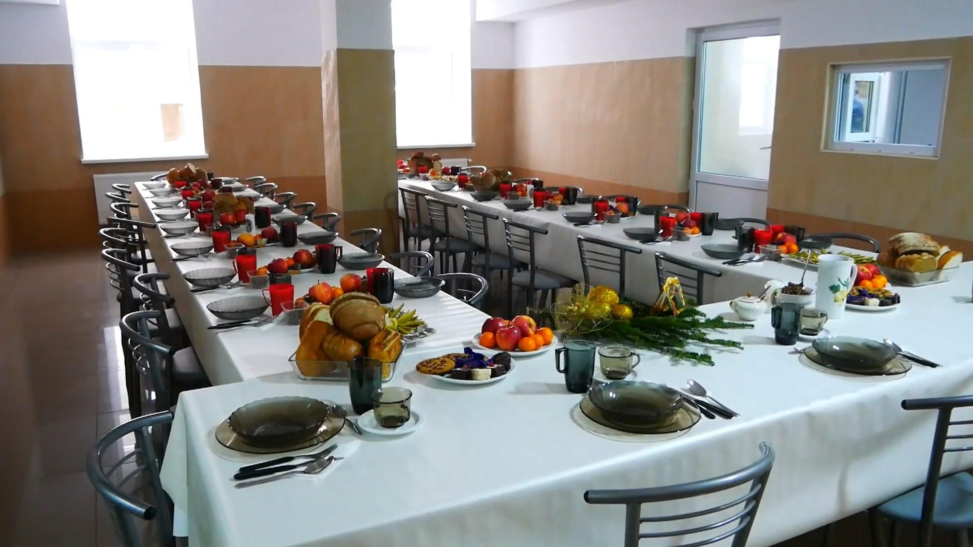 У Львові організували святковий обід для безхатченків
