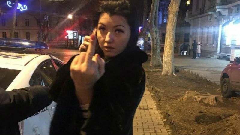 П’яна чиновниця влаштувала розбірки з поліцією в Одесі: відео П’яна чиновниця влаштувала розбірки з поліцією в Одесі: відео