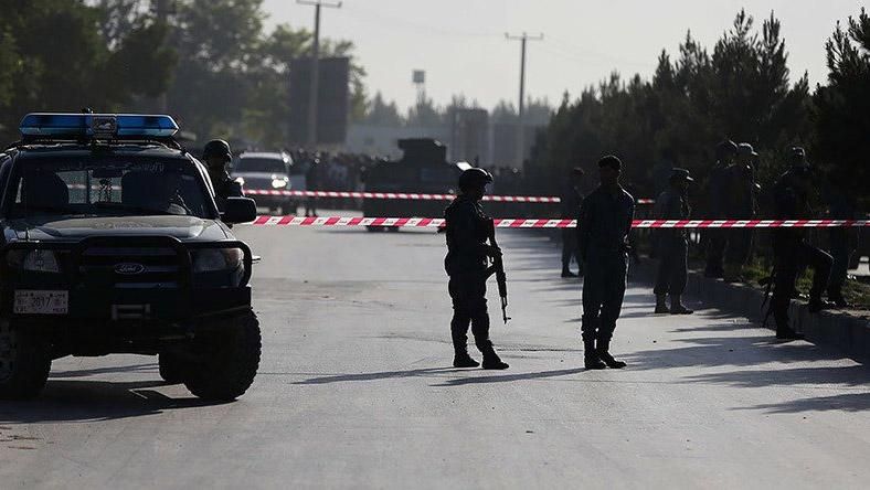 В Афганистане смертник взорвал себя в толпе людей В Афганистане смертник взорвал себя в толпе людей