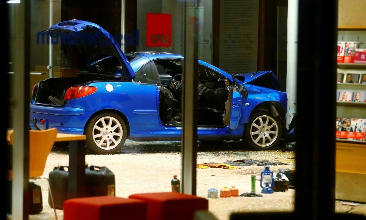 У Берліні чоловік на авто з каністрами бензину протаранив штаб-квартиру соціал-демократів У Берліні чоловік на авто з каністрами бензину протаранив штаб-квартиру соціал-демократів