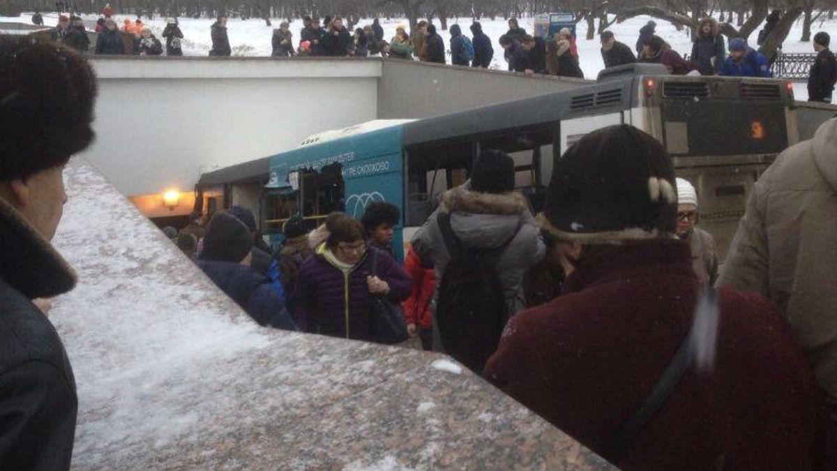 Авария в Москве с автобусом на Славянском бульваре: видео