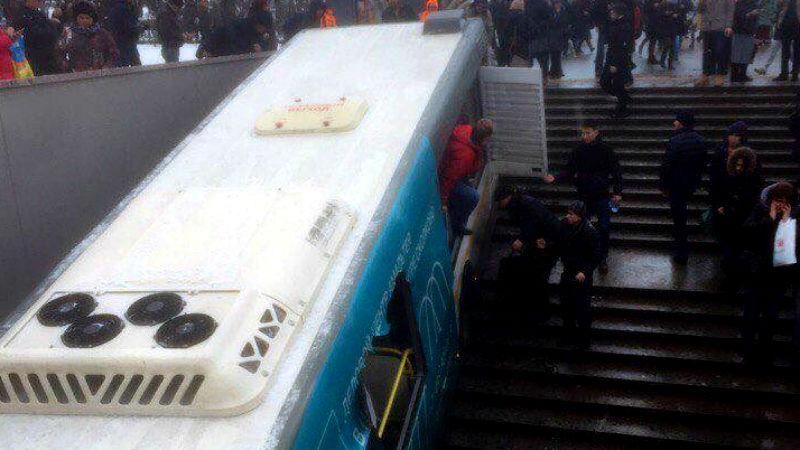Авария а Славянском бульваре: видео наезда автобуса на людей в подземном переходе