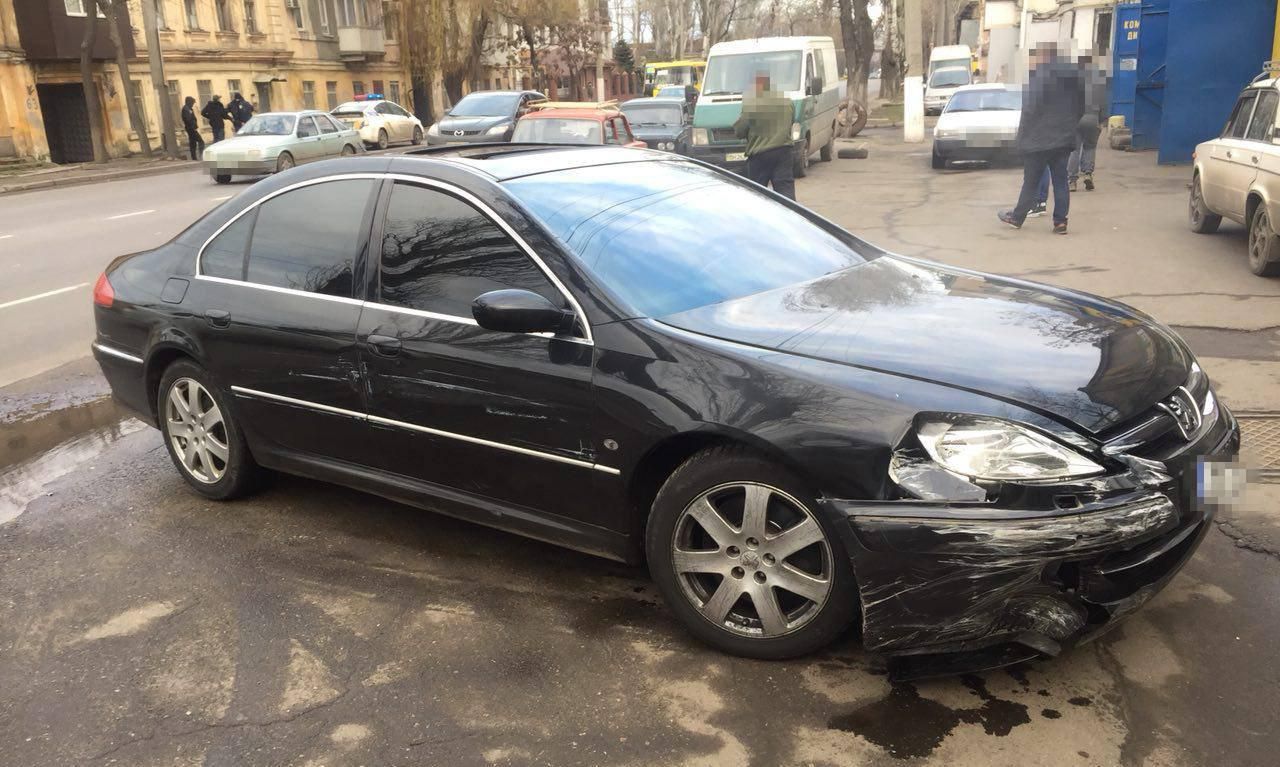 В Одесі п'яний водій намагався заїхати в супермаркет, а потім врізався в інше авто