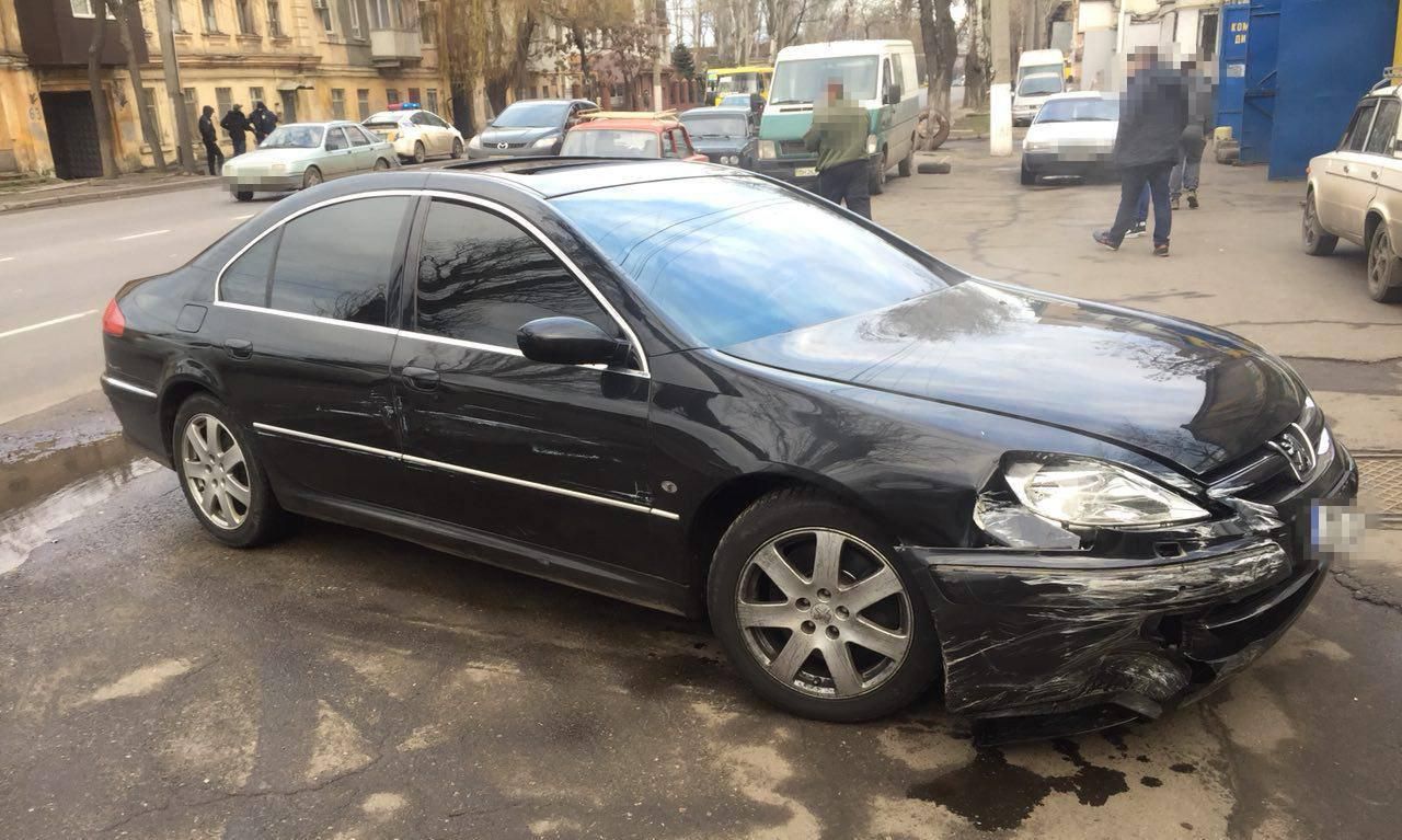 В Одессе пьяный водитель пытался заехать в супермаркет, а затем врезался в другое авто