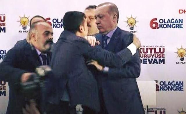 На Эрдогана с объятиями набросился человек: курьезное видео
