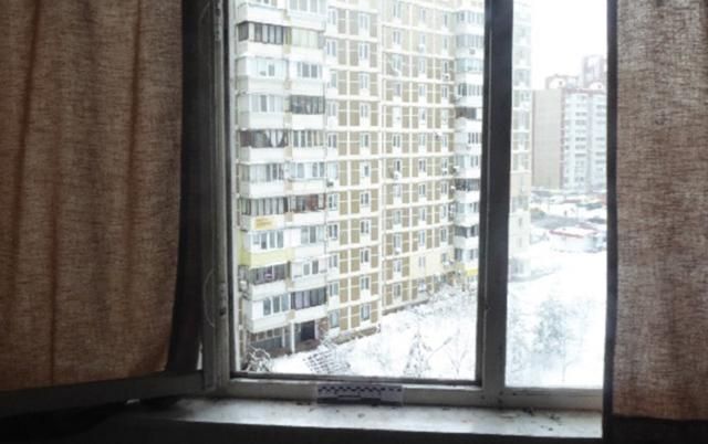 Чоловік викинувся із вікна у Києві, тікаючи від п’яного озброєного сусіда