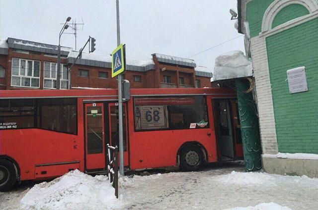 У Росії автобус в'їхав у мечеть: є фото