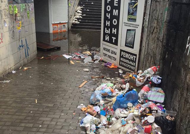 В Киеве утопает в мусоре один из подземных переходов