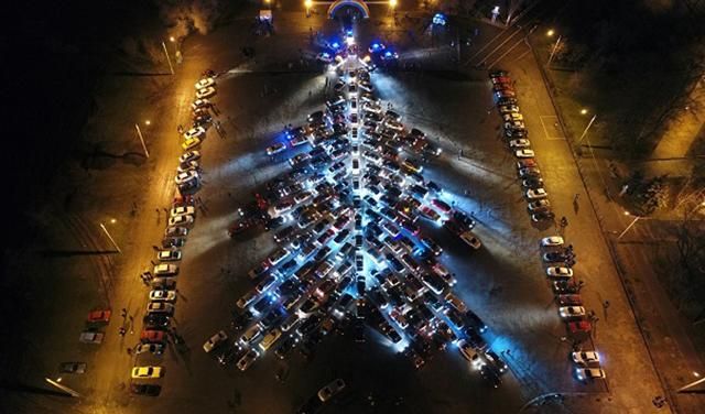 В Запорожье создали новогоднюю елку из сотен автомобилей: видео