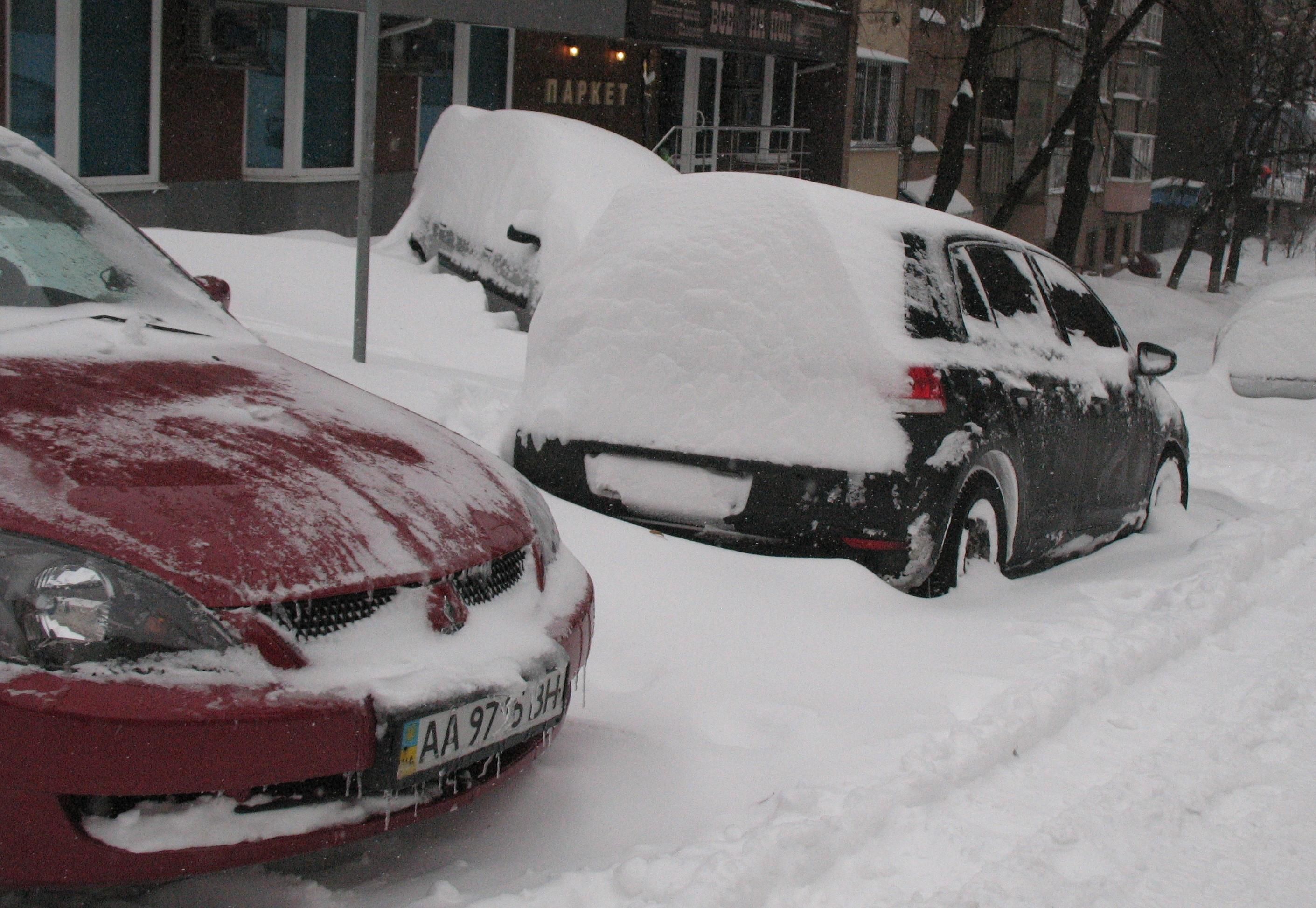 Виїзд з парковки: як на автомобілі вибратися зі снігу 