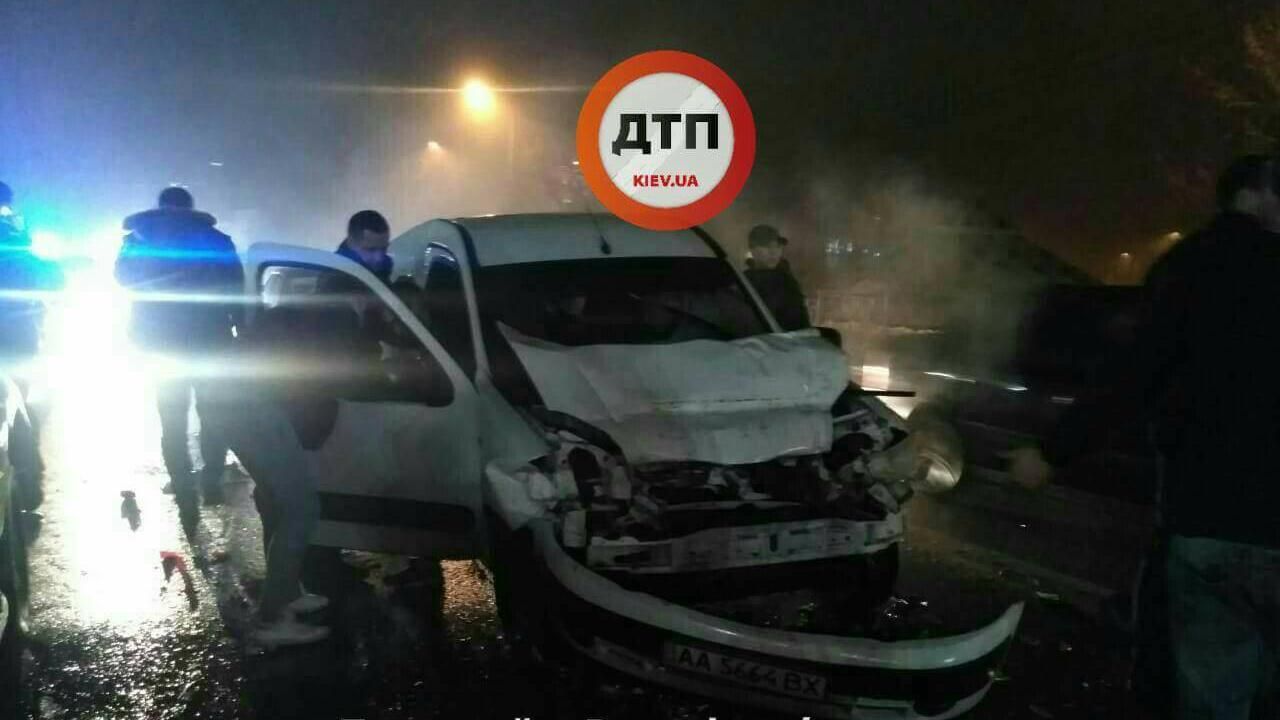 Аварія у Києві: вантажівка розтрощила два легковика Аварія у Києві: вантажівка розтрощила два легковика