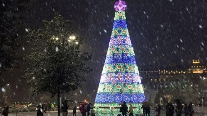 Біженець хотів зняти хрест з різдвяної ялинки в Мілані: причина здивує
