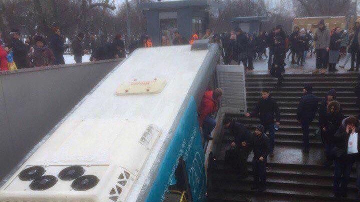 Резонансное ДТП в Москве: число погибших возросло Резонансное ДТП в Москве: число погибших возросло