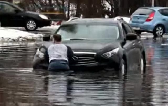 У Києві майже на півметра затопило вулицю