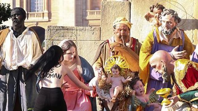 Полуобнаженная активистка Femen пыталась украсть "дитя Иисуса" в Ватикане (18+)