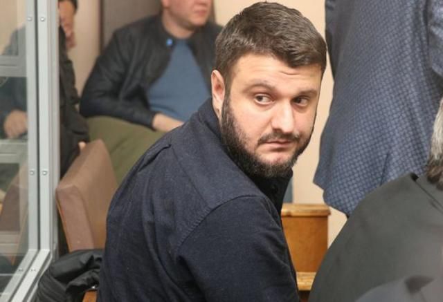 Суд дозволив синові Авакова не носити електронний браслет та повернув йому важливий документ Суд дозволив синові Авакова не носити електронний браслет та повернув йому важливий документ