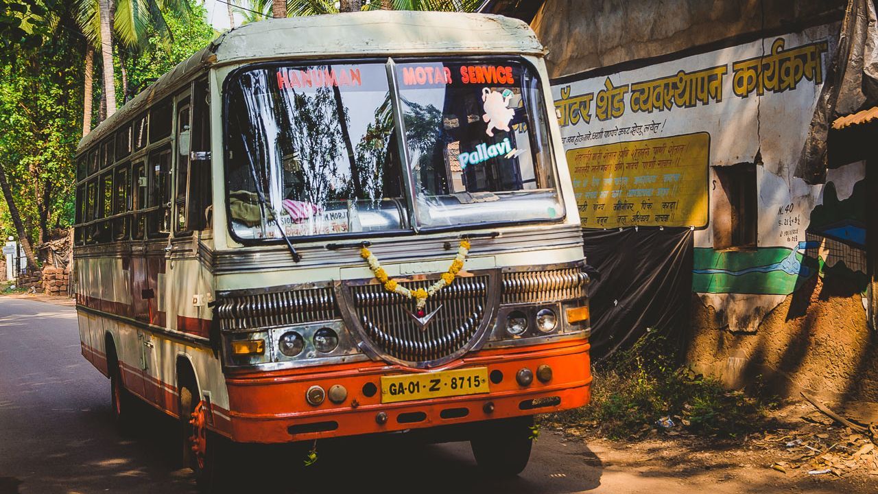 Автобус наехал на толпу верующих в Индии: много погибших