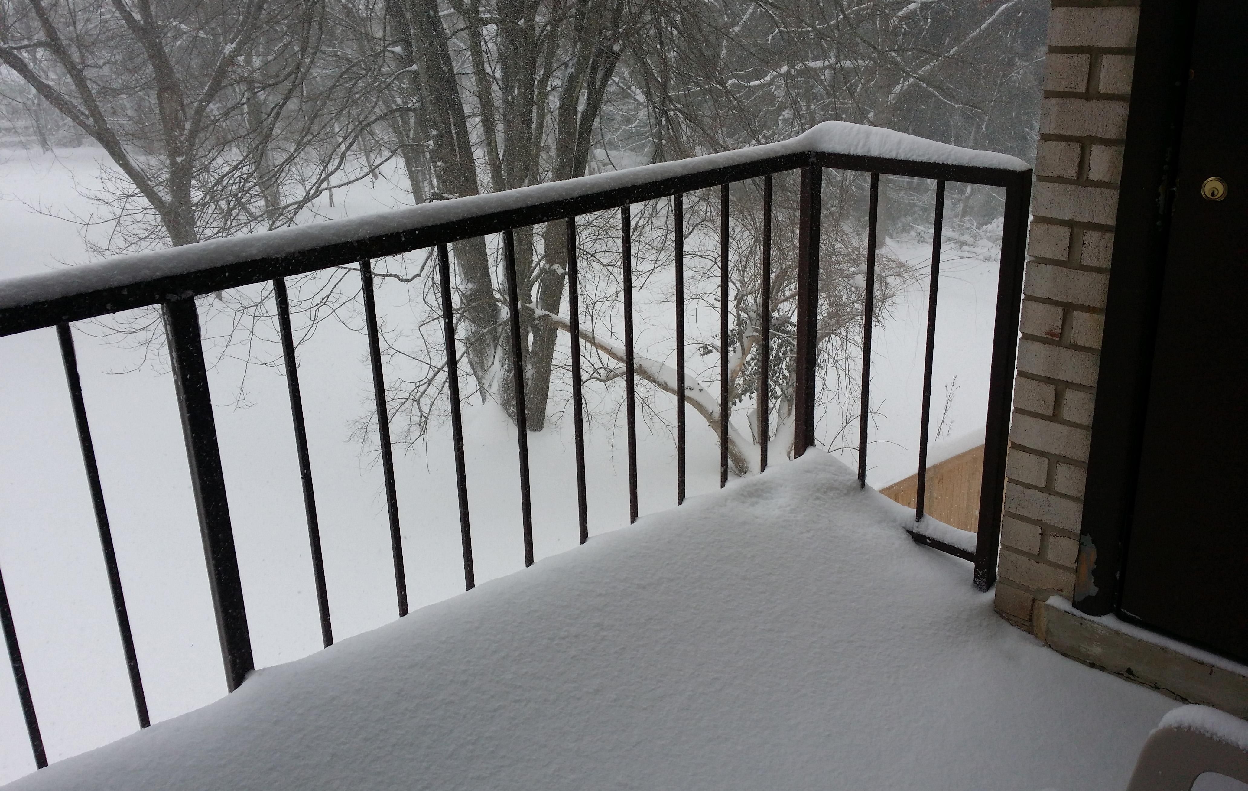 Вийшла покурити: в Росії пенсіонерку здуло вітром з балкона Вийшла покурити: в Росії пенсіонерку здуло вітром з балкона