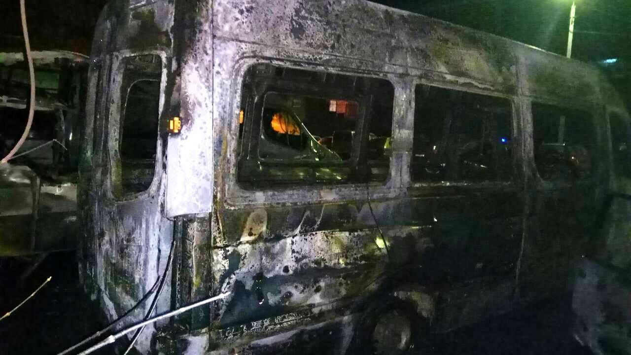 У Львові вщент згоріли дві іномарки: страшні фото У Львові вщент згоріли дві іномарки: страшні фото