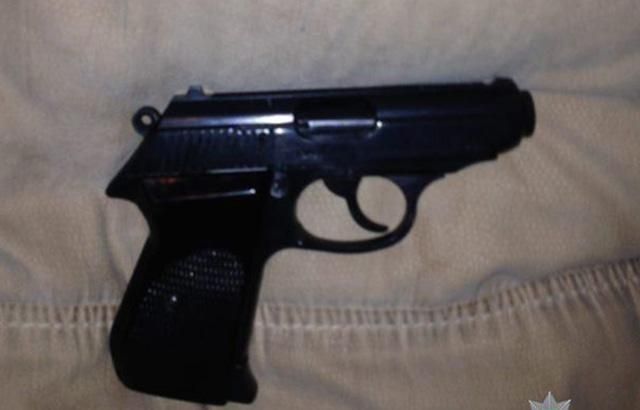 В Кривом Роге пьяный депутат устроил стрельбу с балкона В Кривом Роге пьяный депутат устроил стрельбу с балкона