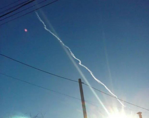 Білий інверсійний слід після хлопка у Сімферополі Білий інверсійний слід після хлопка у Сімферополі