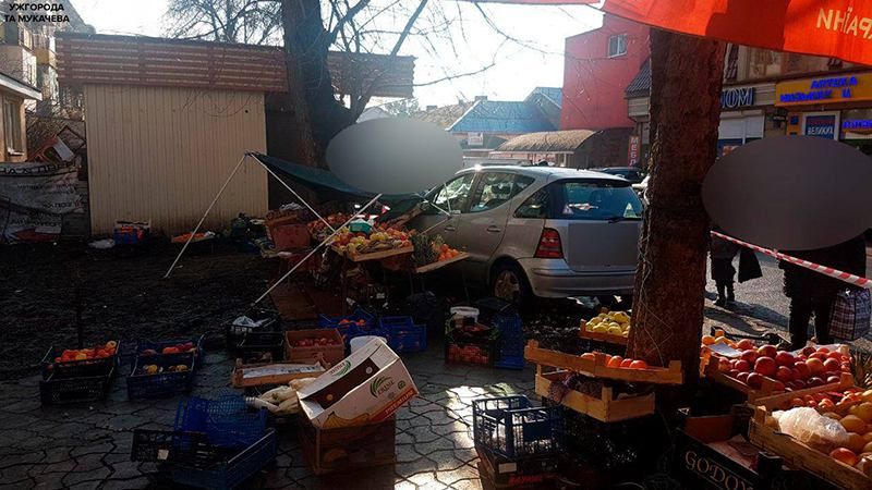 Іномарка з польськими номерами протаранила ринок на Закарпатті: фото Іномарка з польськими номерами протаранила ринок на Закарпатті: фото