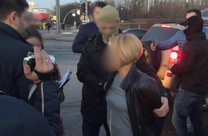 На Киевщине поймали взяточницу с необычным "подарком": фото На Киевщине поймали взяточницу с необычным "подарком": фото