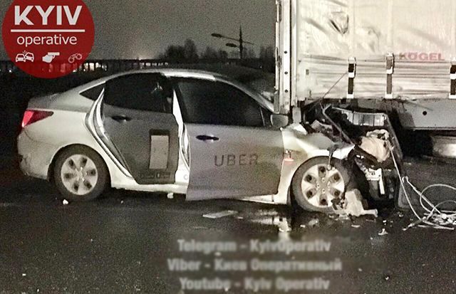 У Києві легковик на швидкості влетів під вантажівку: є фото У Києві легковик на швидкості влетів під вантажівку: є фото