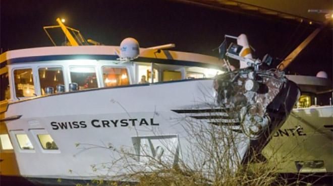 У Німеччині теплохід з туристами врізався у міст: фото аварії У Німеччині теплохід з туристами врізався у міст: фото аварії