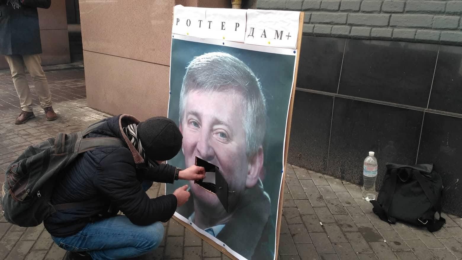 Багаття з грошей: активісти влаштували промовисту акцію під штабом Ахметова Багаття з грошей: активісти влаштували промовисту акцію під штабом Ахметова