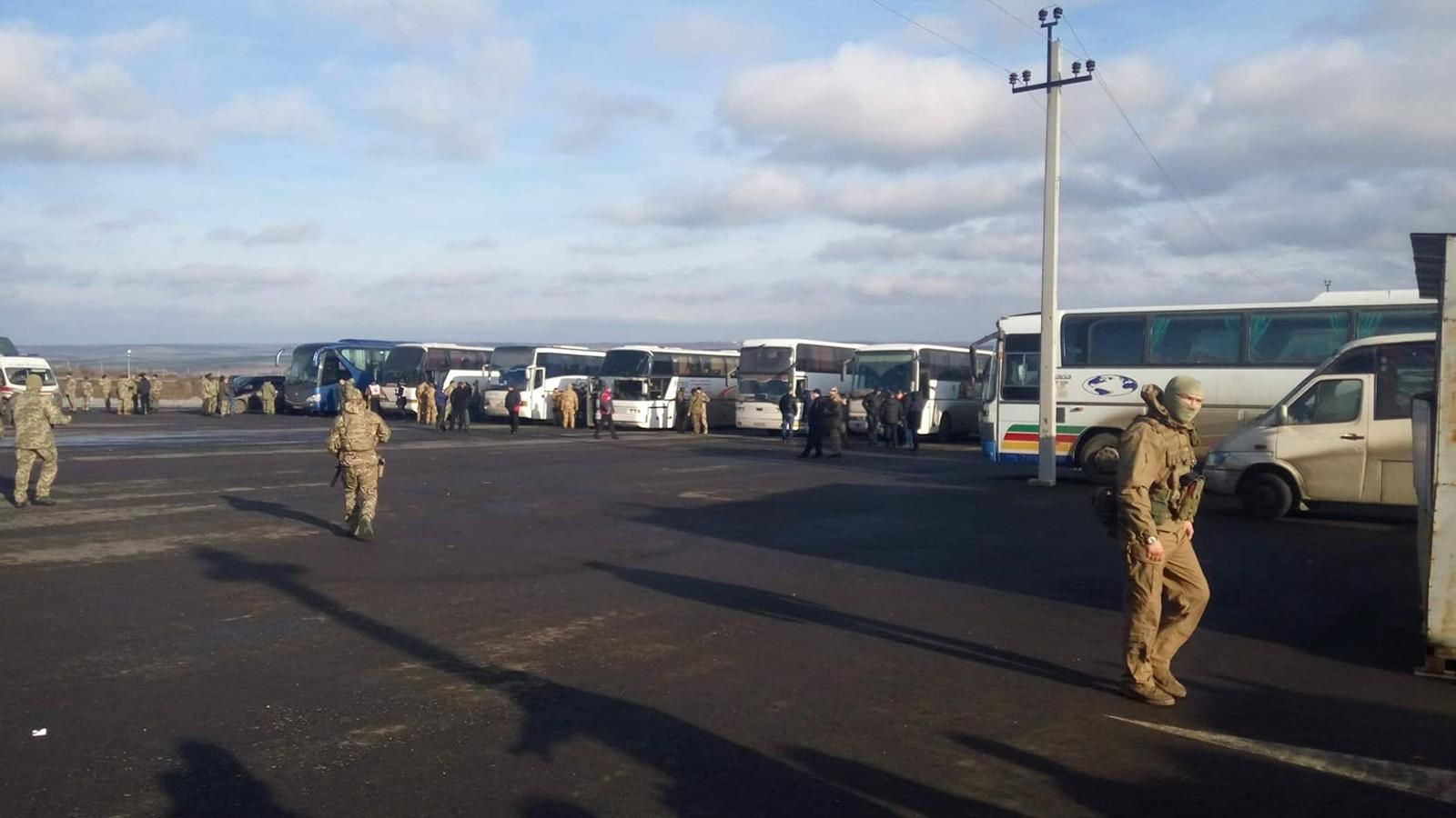 Обмен пленными 27 декабря: Порошенко поздравил освобожденных Обмен пленными 27 декабря: Порошенко поздравил освобожденных