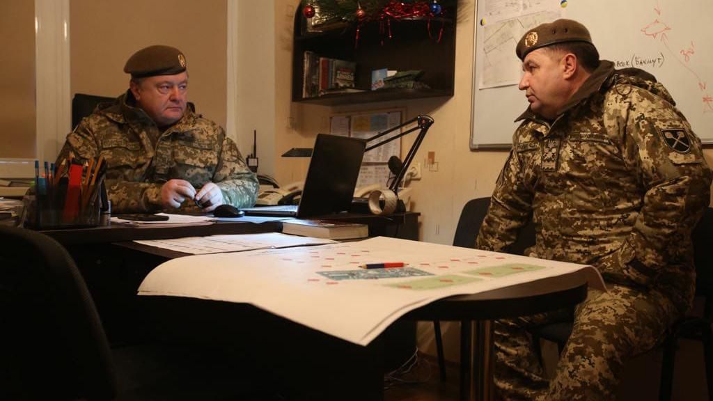 Порошенко прилетел на Донбасс встретить освобожденных из плена украинцев Порошенко прилетел на Донбасс встретить освобожденных из плена украинцев