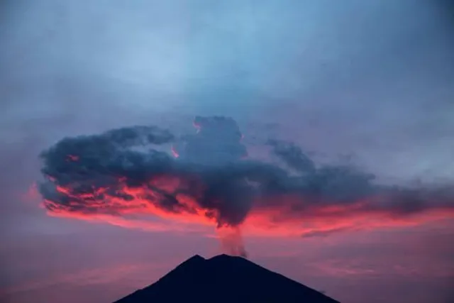Виверження вулкану Балі Індонезія