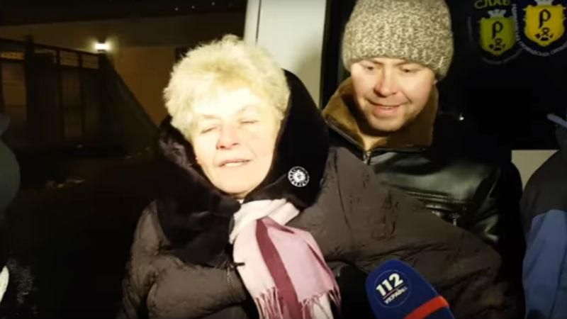 Мать пленного потеряла сознание, услышав голос сына Мать пленного потеряла сознание, услышав голос сына