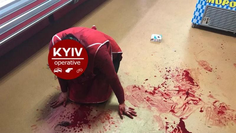 Підлога залита кров’ю: жорстокий напад трапився у магазині в Києві