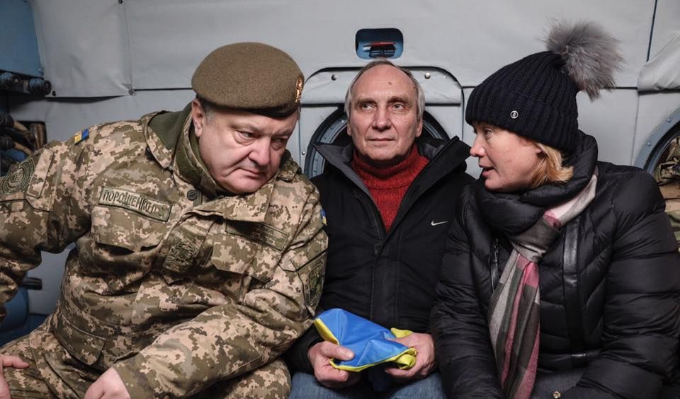 Літак зі звільненими полоненими приземлився у "Борисполі": онлайн трансляція