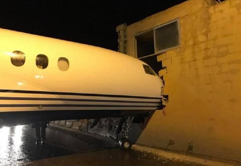 На Мальті літак британського лорда протаранив стіну: фото та відео На Мальті літак британського лорда протаранив стіну: фото та відео