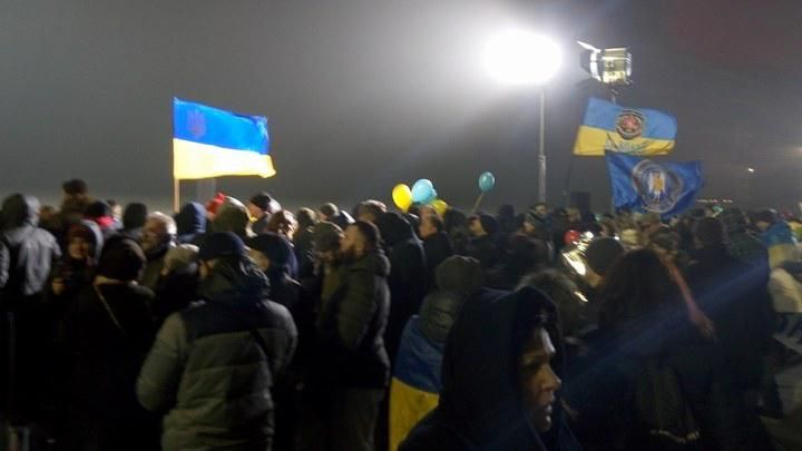 Як зустрічали звільнених полонених у Борисполі: яскраві емоції Як зустрічали звільнених полонених у Борисполі: яскраві емоції