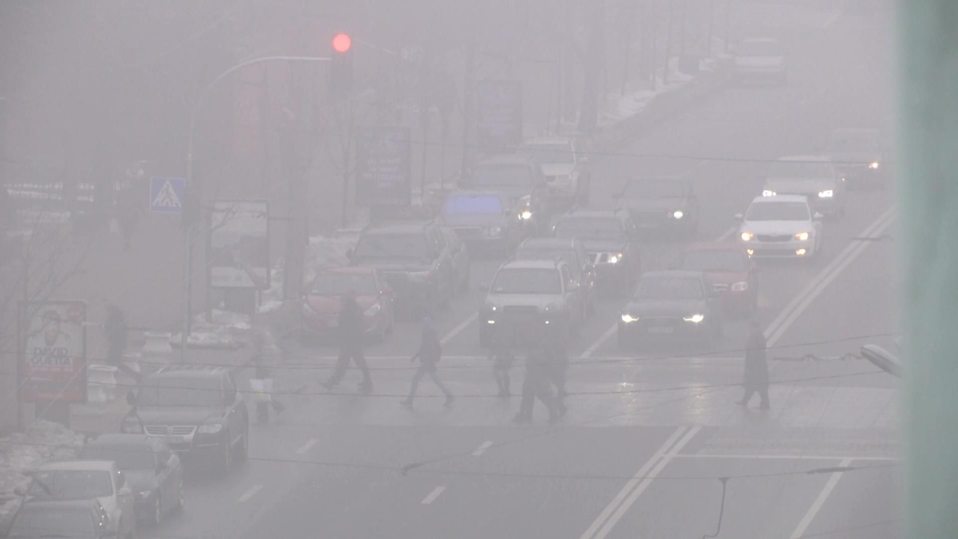 Киев окутает туманом: видимость на дорогах значительно снизится