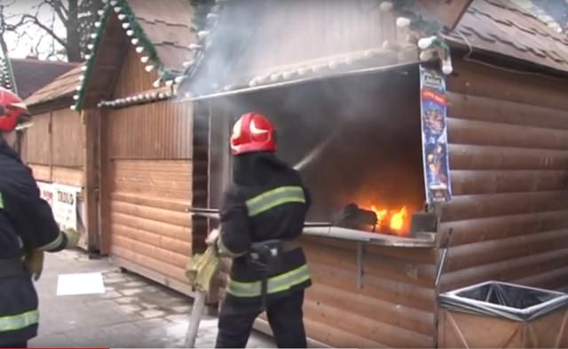 На Рождественской ярмарке во Львове вспыхнул пожар: видео