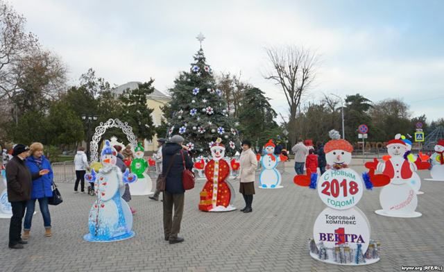 Как готовится к Новому году аннексированный Крым: фото из Евпатории