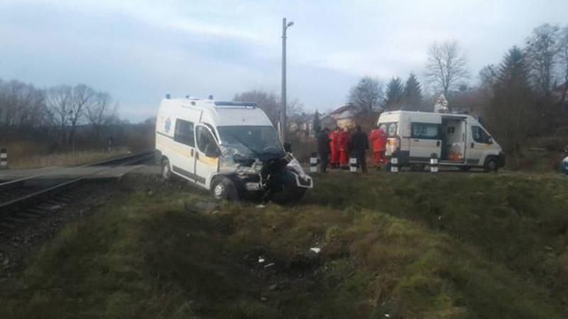 Скорая столкнулась с дизельным поездом на Львовщине: детали инцидента Скорая столкнулась с дизельным поездом на Львовщине: детали инцидента