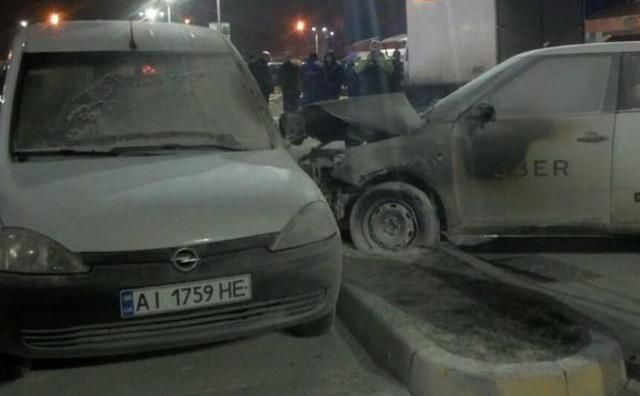 В Киеве произошло масштабное ДТП с пожаром на парковке супермаркета