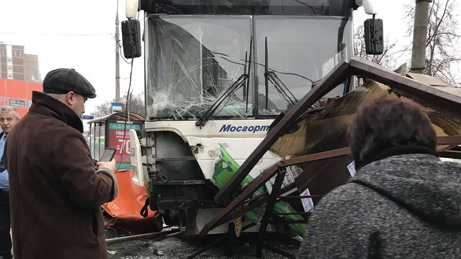 В Москве автобус влетел в остановку