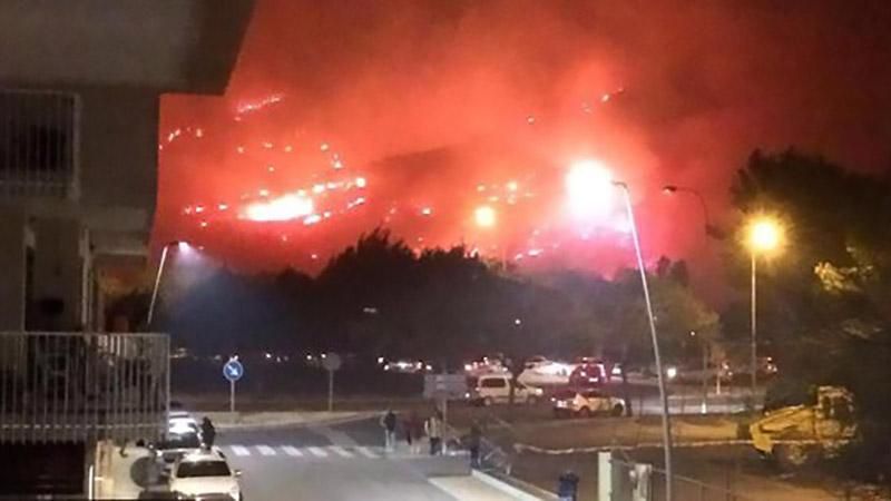 Відомий іспанський курорт заполонили пожежі: фото, відео Відомий іспанський курорт заполонили пожежі: фото, відео