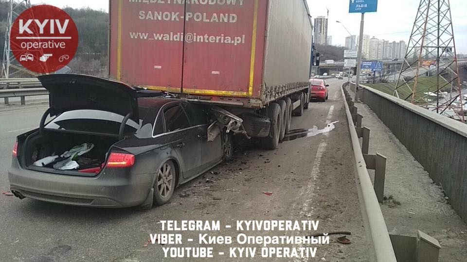 У Києві легкове авто "запаркувалося" під вантажівкою: ефектні фото