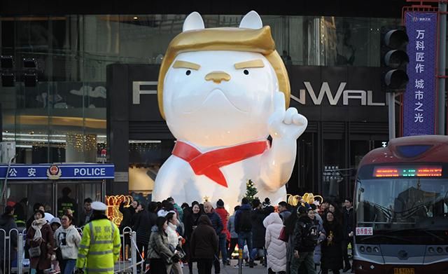 В Китае установили забавную статую Трампа В Китае установили забавную статую Трампа