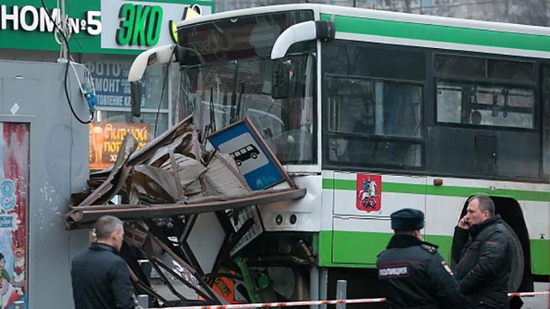 Автобус в'їхав у зупинку в Москві: опубліковано відео з кабіни водія 