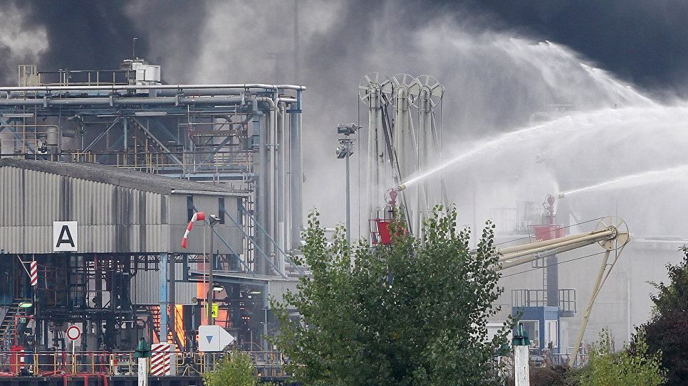 В Венесуэле вспыхнул пожар на крупнейшем нефтеперерабатывающем заводе В Венесуэле вспыхнул пожар на крупнейшем нефтеперерабатывающем заводе