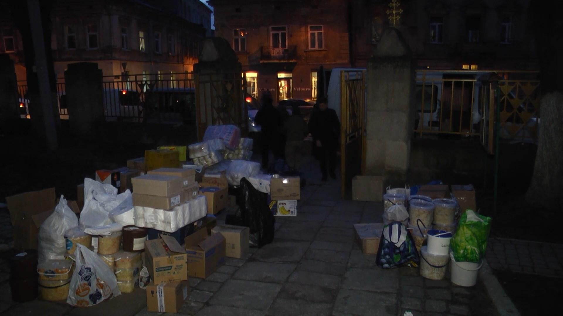 Львівські волонтери повезли святкову допомогу українським бійцям Львівські волонтери повезли святкову допомогу українським бійцям